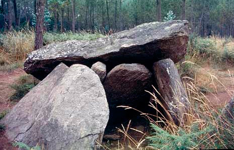 Neste momento estás a ver SABÍAS QUE? O dolmen da Pedra da Arca foi construído por unha moura