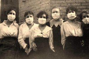 Mujeres con mascarilla para prevenir la gripe española hace un siglo (foto del diario 